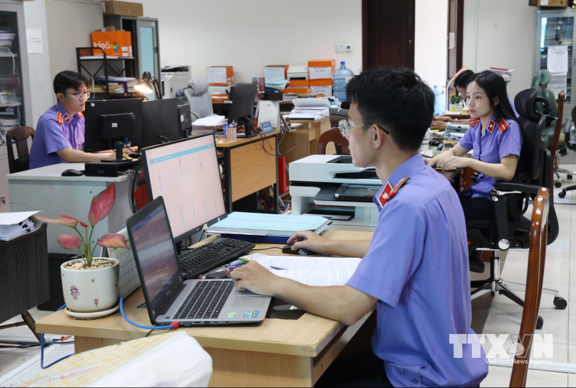 Cán bộ, Kiểm sát viên Phòng 1, Viện Kiểm sát nhân dân Thành phố Hồ Chí Minh nghiên cứu, xử lý hồ sơ trên nền tảng điện tử. (Ảnh: Hồng Đạt/TTXVN)